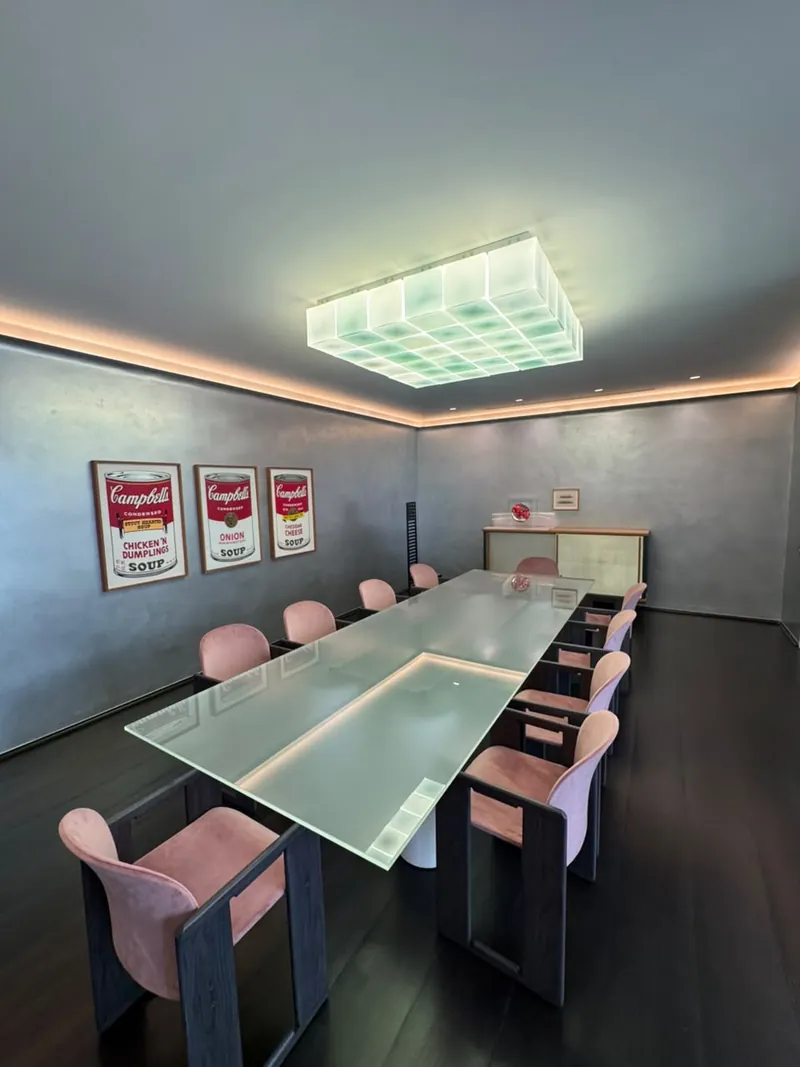 Sala de jantar com mesa de vidro, luminária central e sanca de LED