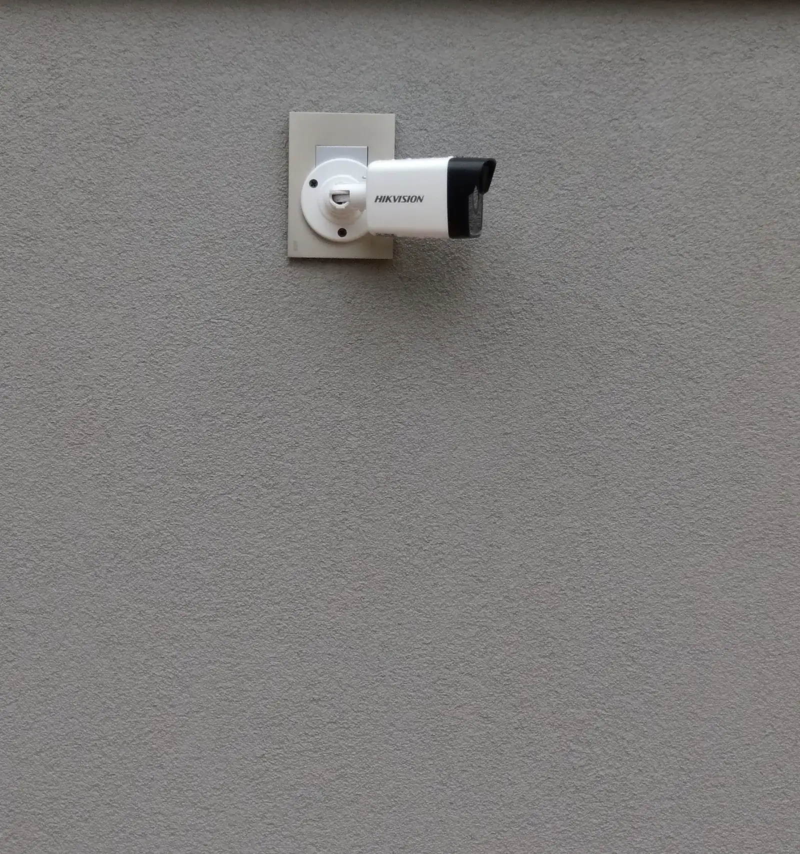 Câmera de segurança instalada em parede externa