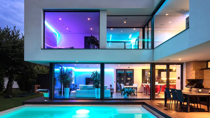 Casa iluminada à noite, com piscina