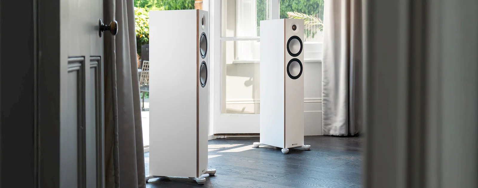 Caixas acústicas de piso Monitor Audio em sala de estar