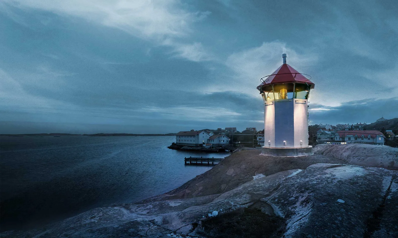Farol iluminado na costa da Suécia, terra da Primare