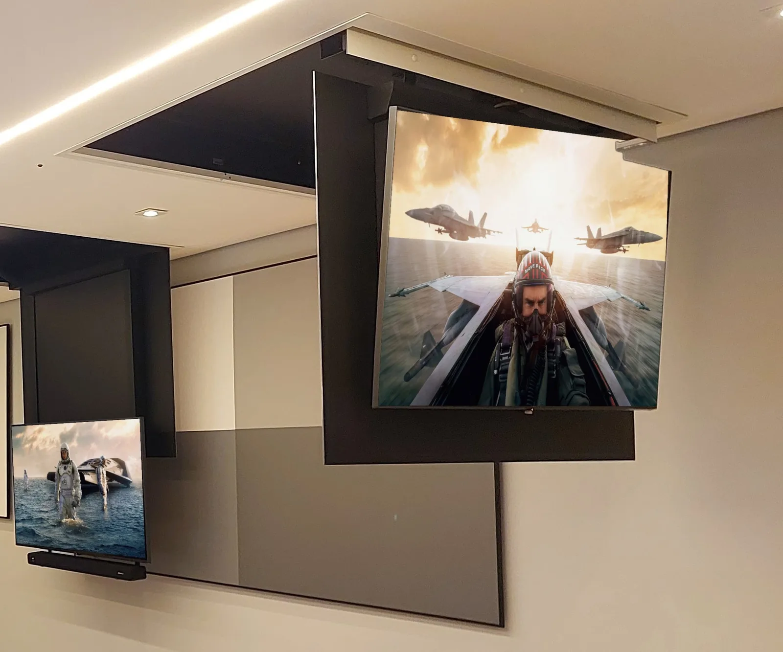 Flap de TV aberto no teto do showroom da Projetelas, com a TV virada para a sala