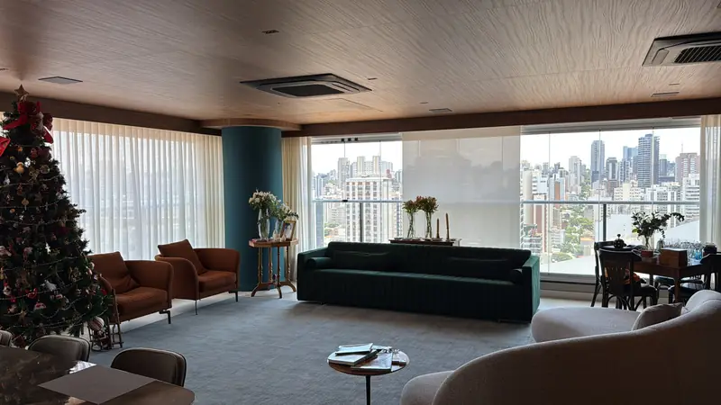 Apartment living room in São Paulo with a city view, motorized shades and TV
