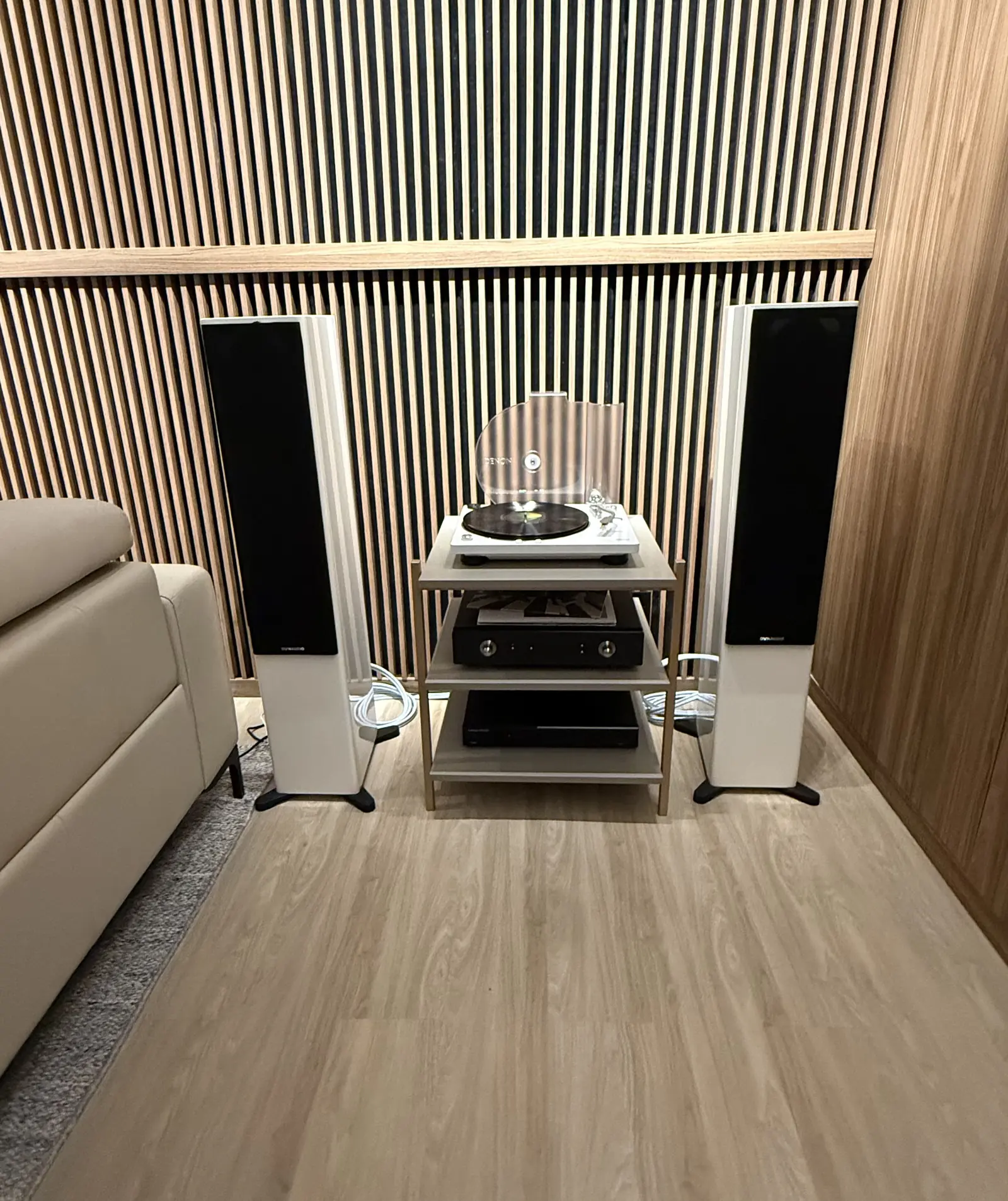 Sala de audição com caixas acústicas de torre, toca-discos e amplificação