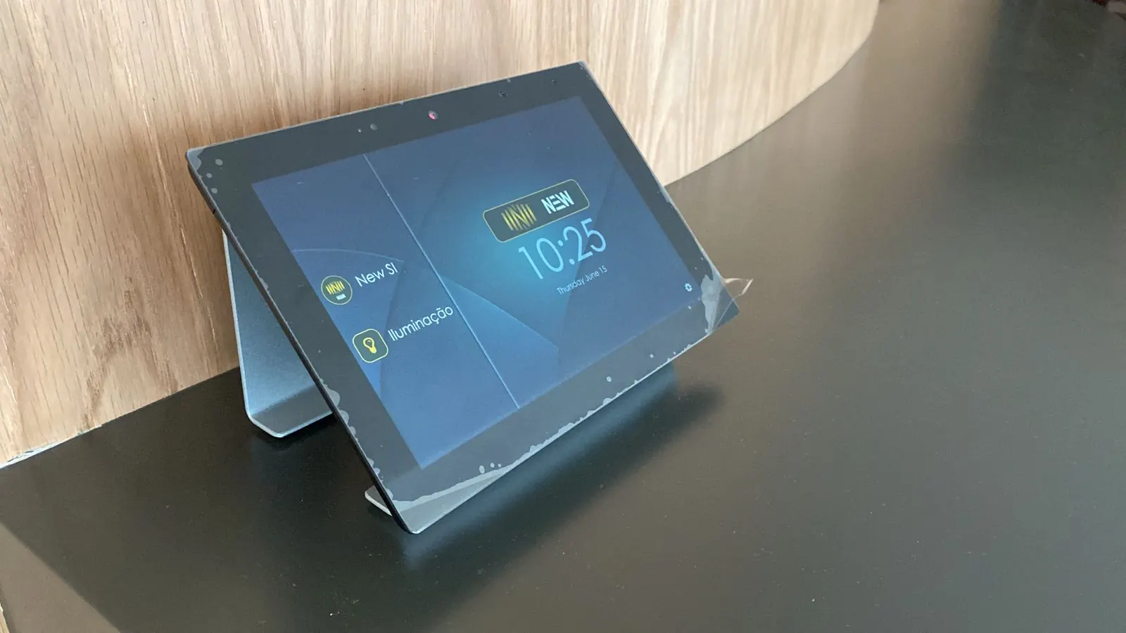 Tablet on a desk stand with the New SI app open